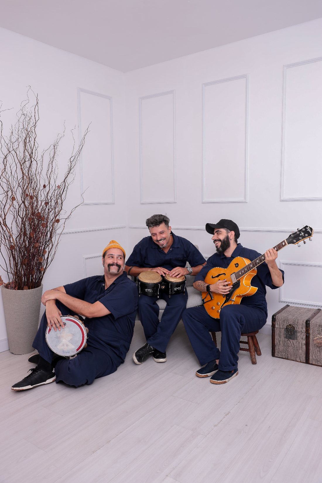 Rick Minervino, André Pateta e Tuca Graça com pandeiro, bongô e guitarra em estúdio